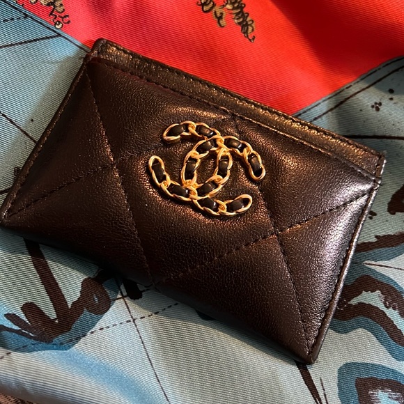 Chanel 19 Card Holder - Picture 1 of 8